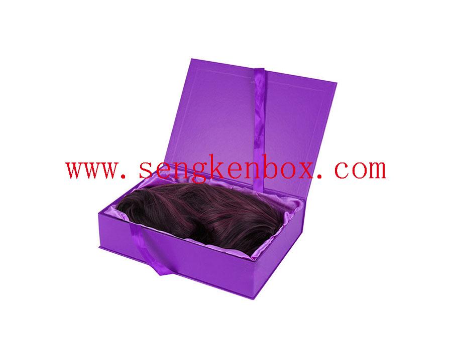 Étui en papier cadeau violet avec ruban