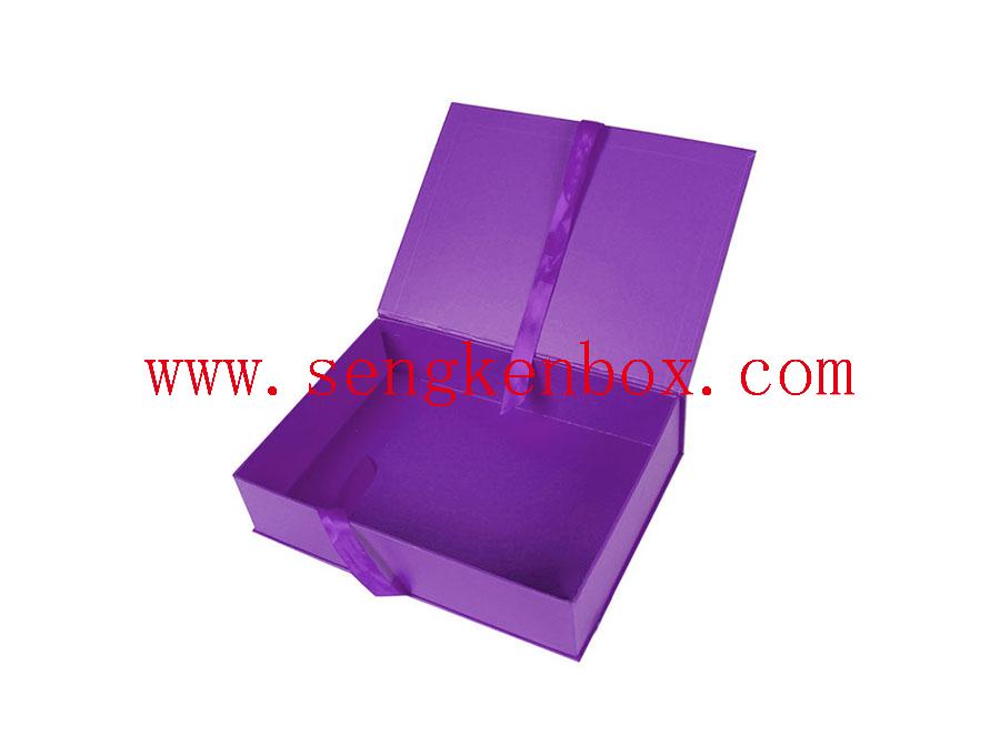Boîte de papier d'emballage cadeau violet