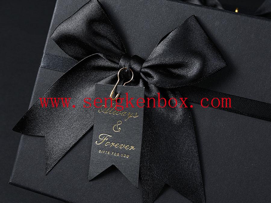 Boîte en papier cadeau noir avec noeud