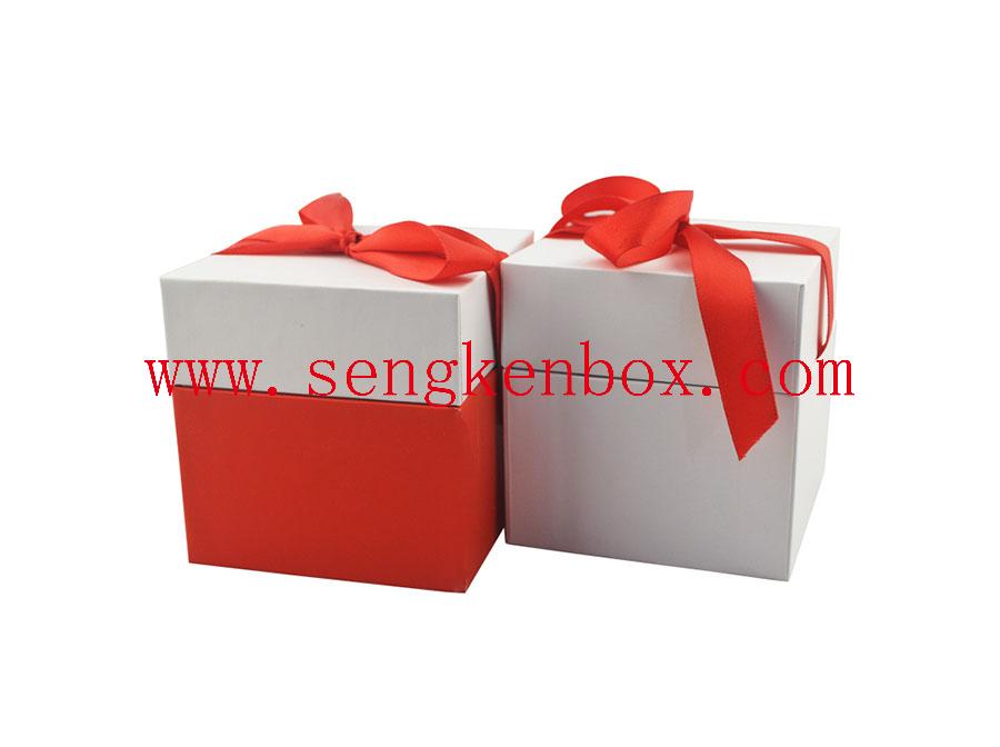 Boîte-cadeau en papier avec noeud rouge