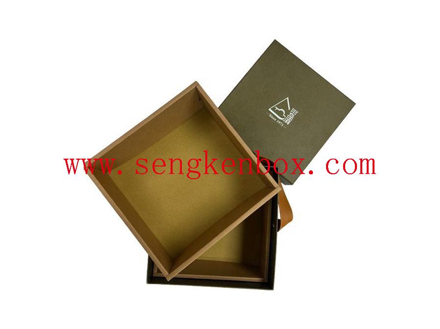 Boîte-cadeau en papier avec poignée en cuir