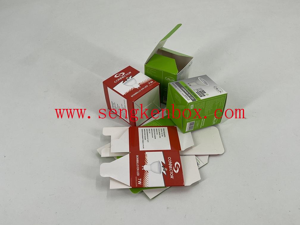 Boîte en carton blanc avec étiquette