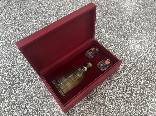 OEM et ODM Luxury Gift Wine Paper Box Packaging with Elegant Insert à vendre